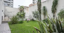 Departamento de 4 ambientes con dependencia y cochera en Caballito