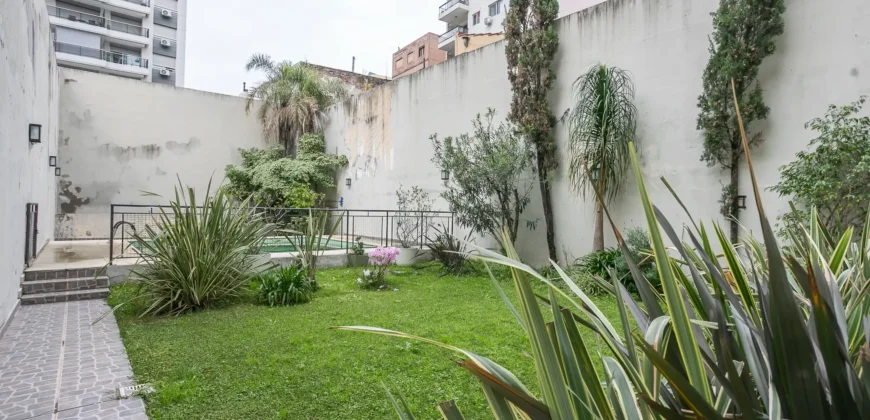 Departamento de 4 ambientes con dependencia y cochera en Caballito