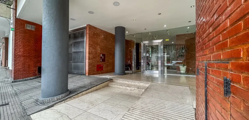 Departamento de 4 ambientes con dependencia y cochera en Caballito